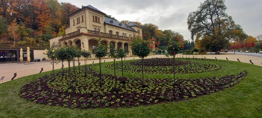 3200464_Podzimní proměna květinových záhonů na parteru před Šlechtovou restaurací