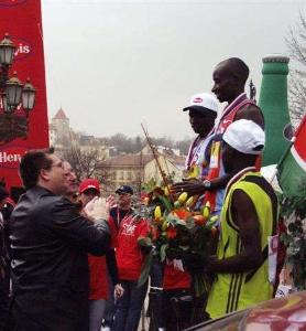 24.3.2007 - Medaile vítězům Pražského půlmaratonu předal radní Jiří Janeček