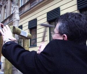 FOTO - ... posléze lopatu vyměnil za kladívko, aby připevnil tabulku,...