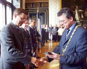 FOTO - Čestnou medaili předal primátor Jan Kasl radnímu Rudolfu Blažkovi ...