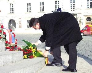 FOTO - Primátor Jan Kasl pokládá k pomníku kytici se stuhou v barvách hlavního města