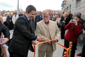 26.5.2006 - náměstek pražského primátora Petr Hulinský přestřihl další část pásky, kterou byla slavnostně otevřena nová stanice metra trasy A Depo Hostivař.