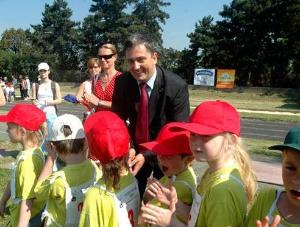 15.6.2006 - náměstek pražského primátora Petr Hulinský odstartoval na 1. celopražských sportovních hrách mateřských škol na atletickém hřišti TJ Sokol Královské Vinohrady