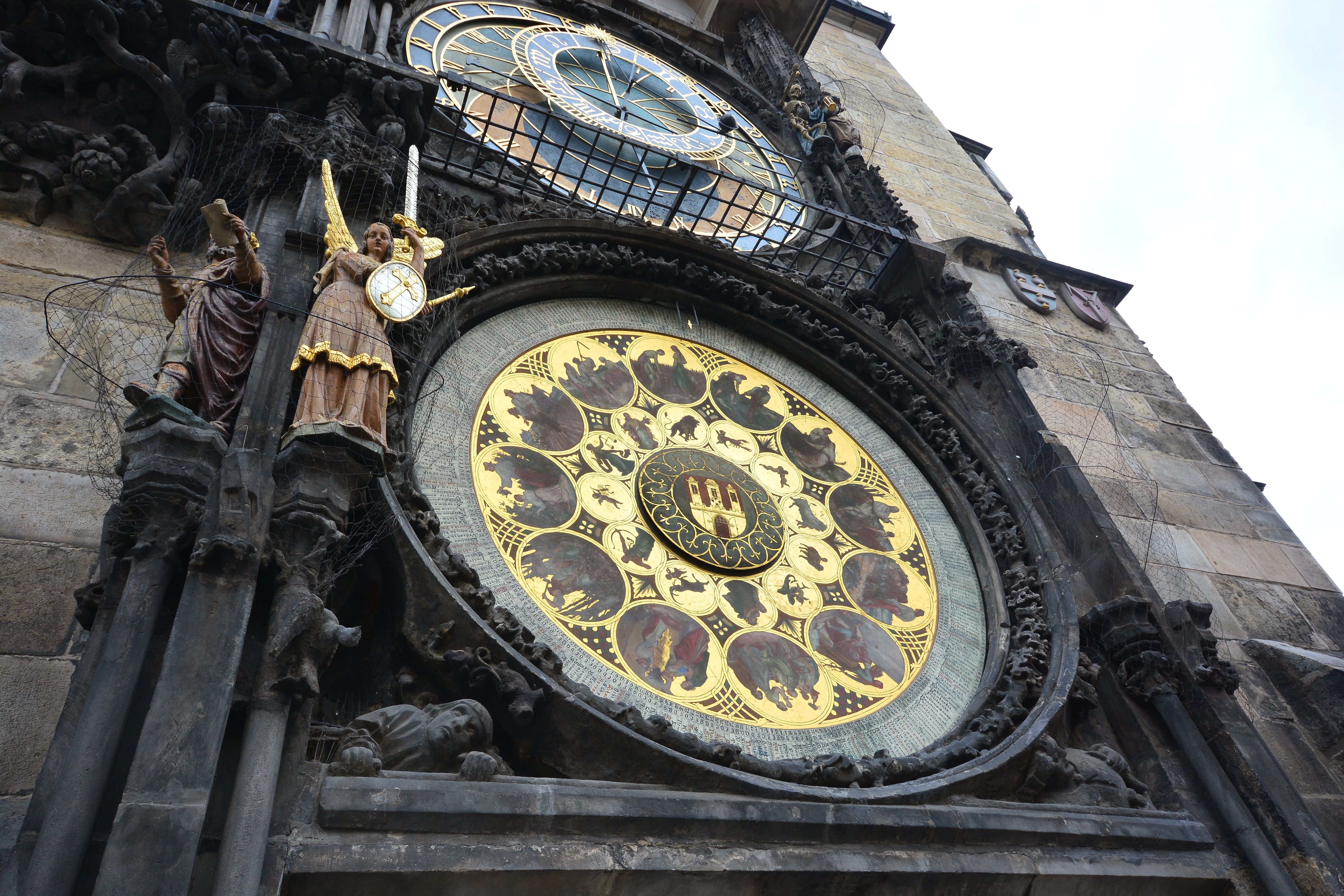 Orloj bez soch Hvězdáře a Kronikáře