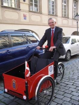 Pan Ole Moesby, dánský velvyslanec v ČR a jeho nový dopravní prostředek kolo Christiania bikes. Foto: NaKole.cz.