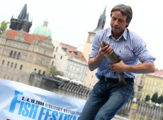 Podzimní svátek ryb, rybářů, gastronomie, her a zábavy dnes odstartoval na Střeleckém ostrově. Pražský primátor Pavel Bém zahájil akci Fish festival 2009. Doprovází ji už čtvrtý ročník velkého mezinárodního závodu v lovu pstruhů na mušku Orvis cup. 