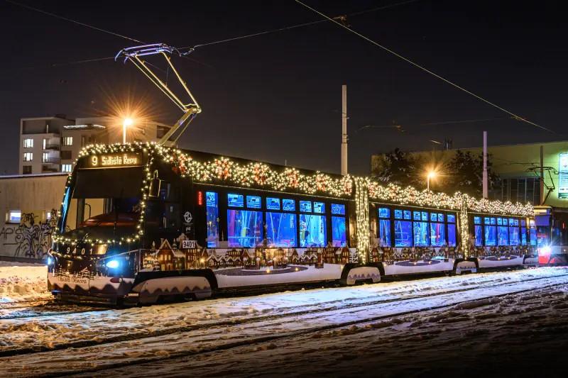 Jedna z vánočních tramvají v loňském roce